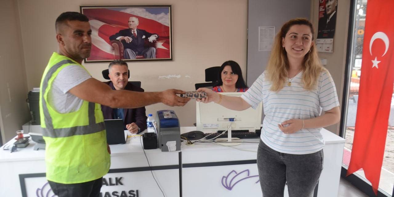Temizlik İşçisi Bulduğu Yüklü Miktarda Para Dolu Cüzdanı Sahibine Teslim Etti
