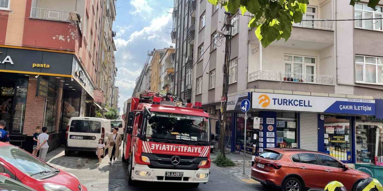 Bahçelievler’de 4 Katlı Binanın Çatısında Çıkan Yangın Paniğe Neden Oldu