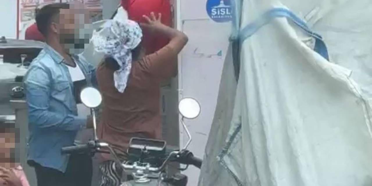 Yardım Kutusuna Çocuk Soktular: Beğenmedikleri Kıyafetleri Kutuya Geri Attılar