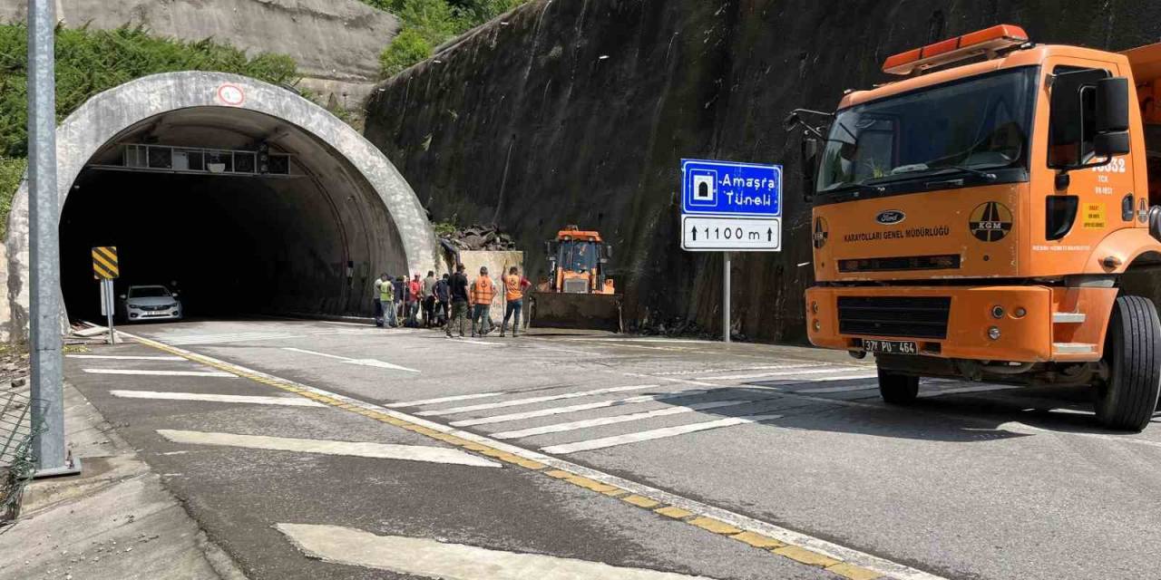 Heyelan Oluşan Amasra Tünelinde Temizlik Çalışmaları Başlatıldı
