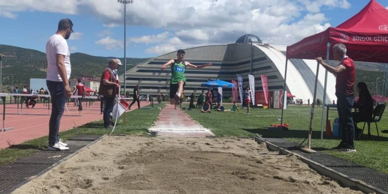 Bingöl’e 10 İlden Gelen 200 Sporcu Atletizm Pistinde Ter Döktü