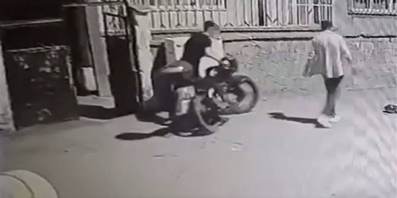 Yoldan Geçerken Bahçede Gördükleri Motosikleti Çaldılar