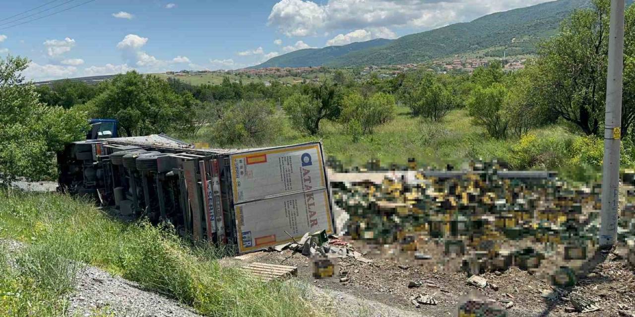 Devrilen Tırdaki Litrelerce Alkol Yola Döküldü