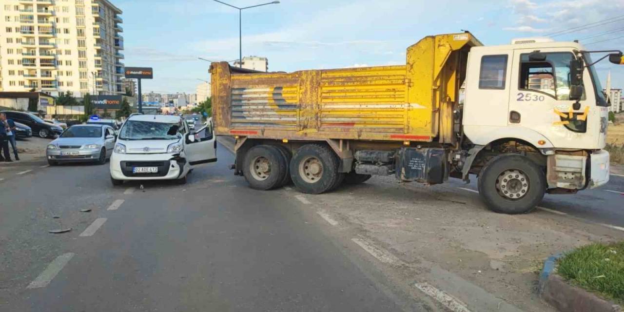 Adıyaman’da Kamyon İle Hafif Ticari Araç Çarpıştı: 2 Yaralı