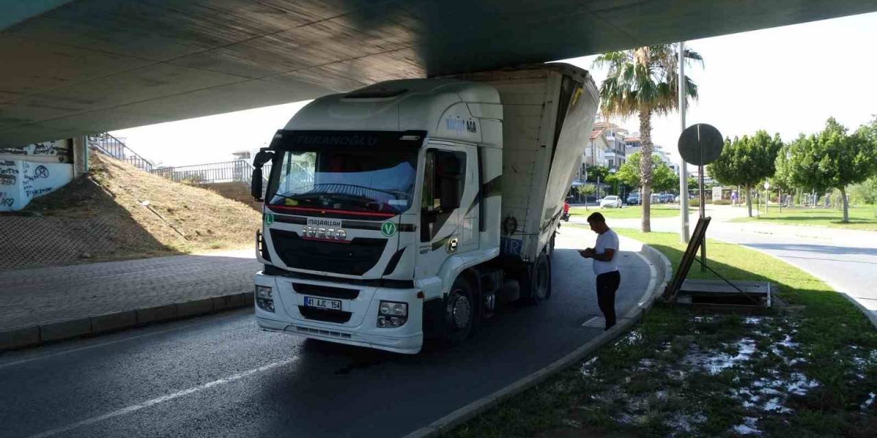 Yüksekliği Hesap Edemeyen Tır Sürücüsü Alt Geçitte Sıkıştı