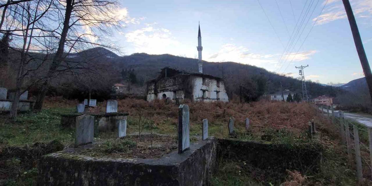 600 Yıllık Tarihi Cami, Defineciler Tarafından Talan Edildi