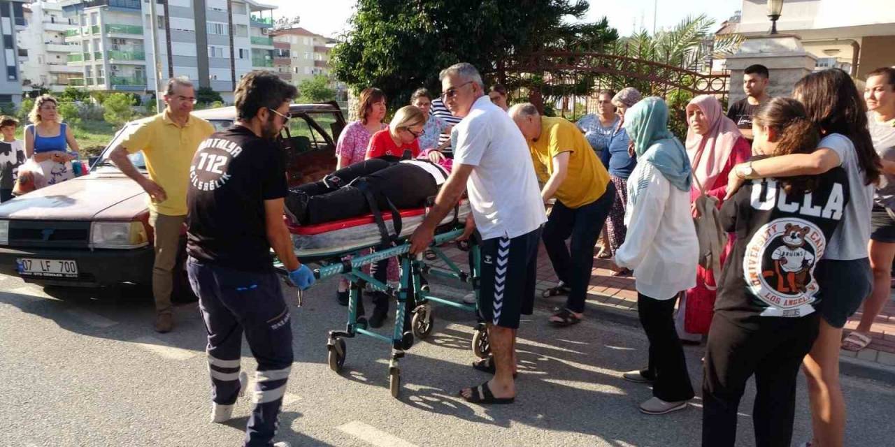 Sürücü Adayının Fren Yerine Gaza Bastığı Otomobil Duvara Çarparak Durabildi