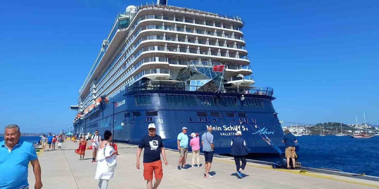 Dev Gemi İle 2 Bin 539 Yolcu Geldi