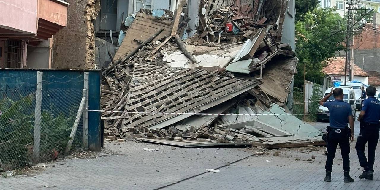 Hasarlı Kerpiç Evde Göçük Meydana Geldi