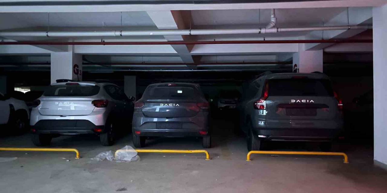 Havalimanında Stoklandığı İddia Edilen Otomobillerin Rent A Car Araçları Olduğu Öne Sürüldü