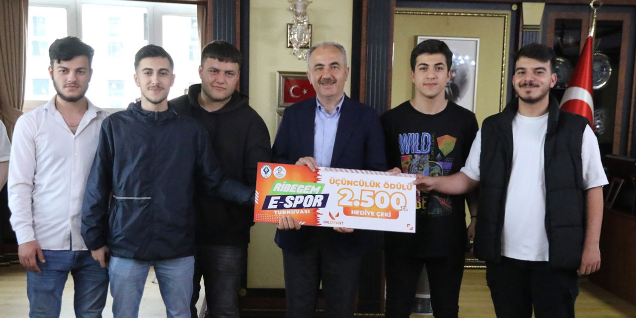 Başkan Metin RİBEGEM e-spor Turnuvasında Kazananlara Ödüllerini Verdi
