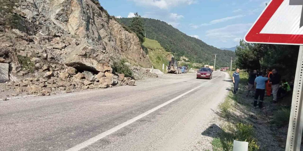 Heyelan Nedeniyle Dağdan Kopan Kaya Parçaları Yolu Kapattı