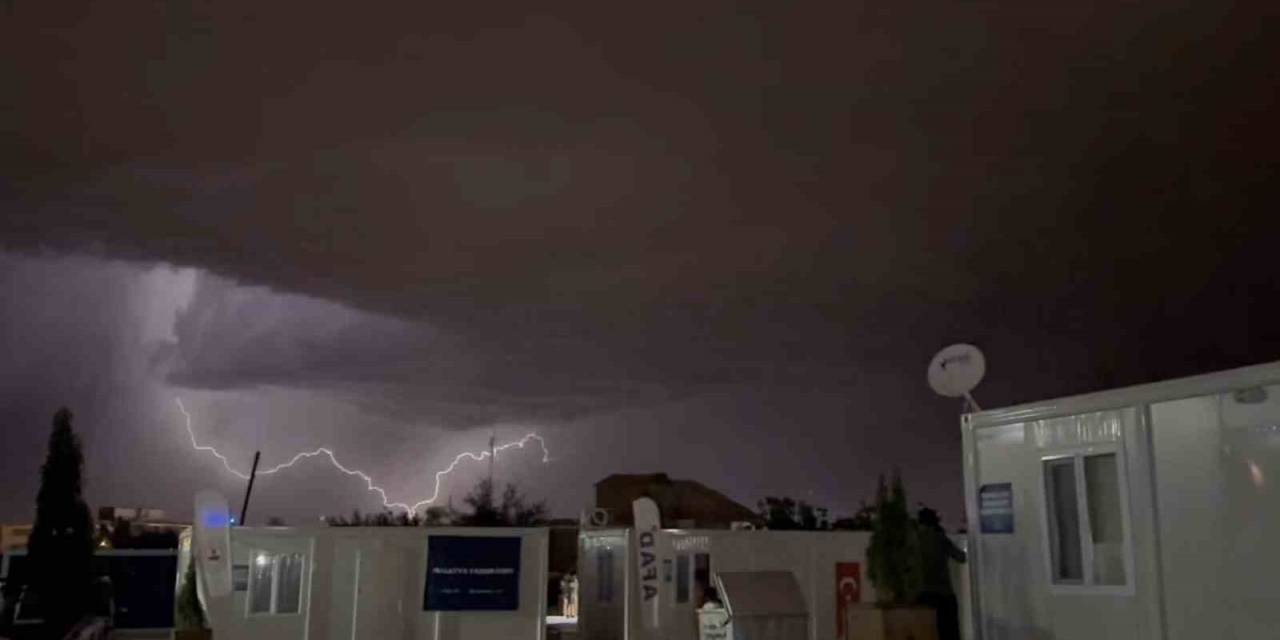 Malatya’da Şimşekler Geceyi Aydınlattı