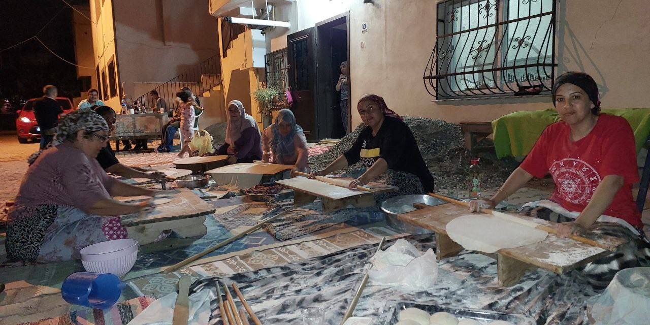 Depremzede Kadınlar Bayram İçin İmece Usulü Yufka Ekmek Pişirdi