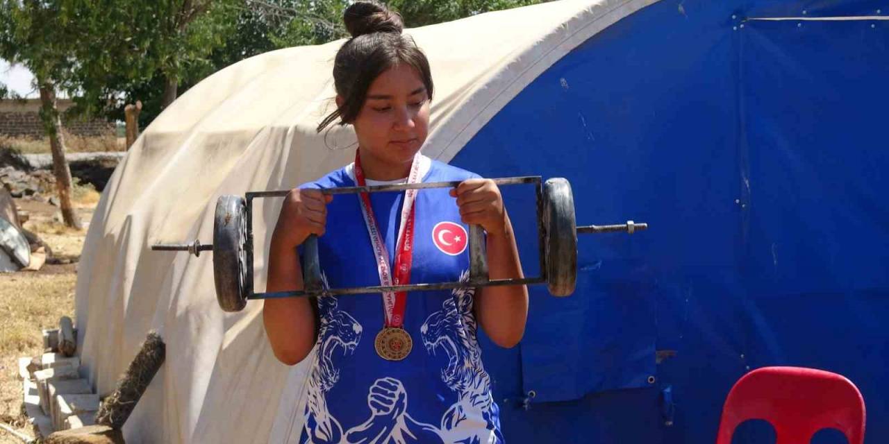 Sabah Tarlada, Öğlen Okulda, Akşam Çadırda Antrenman Yapıyor