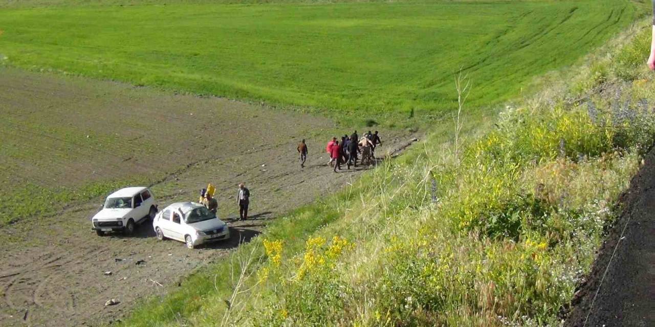 Kars’ta Otomobil Şarampole Uçtu: 2 Yaralı