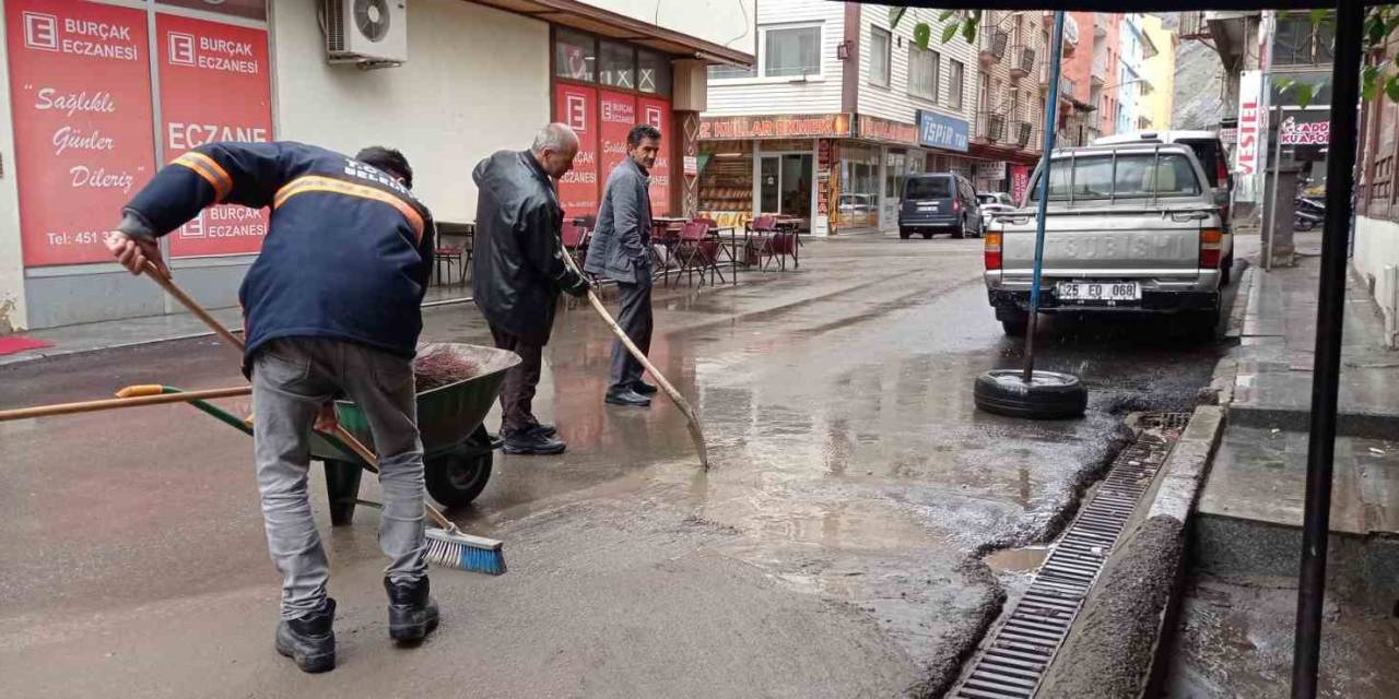 İspir’de Altyapı Çöktü, İş Yerlerini Su Bastı