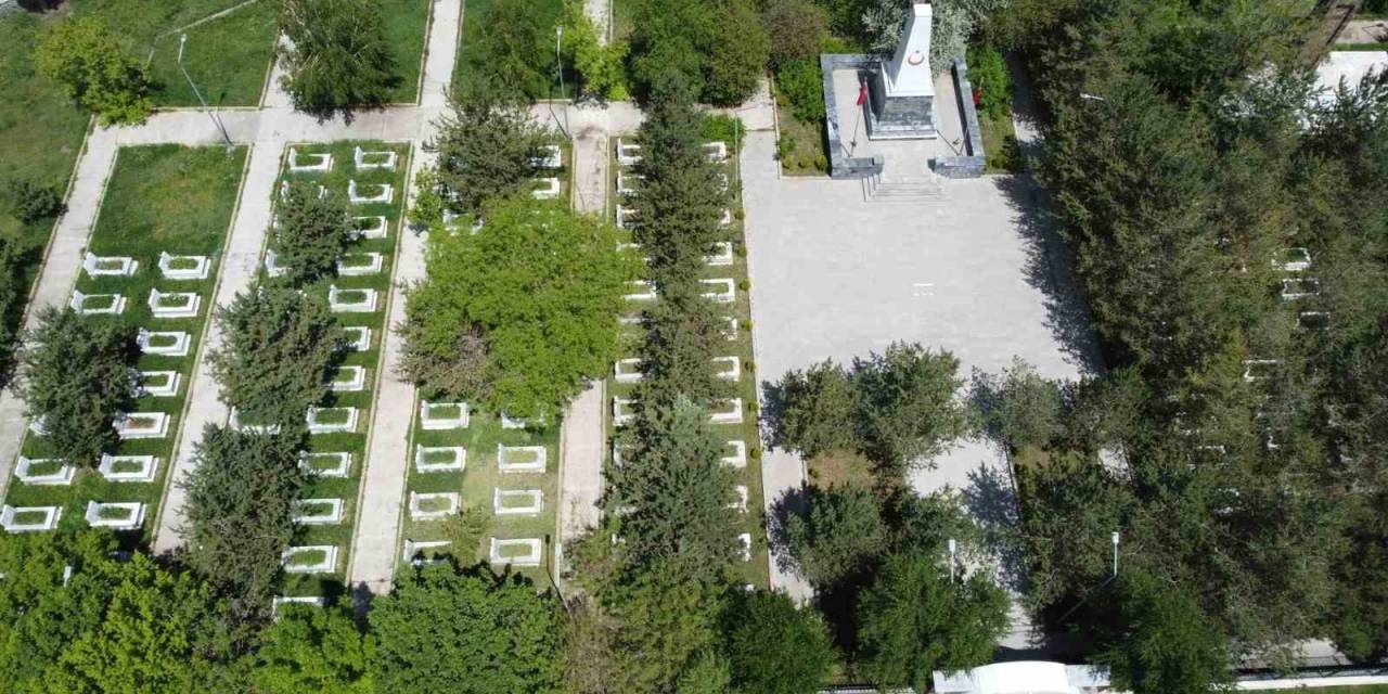 Kars’ta Mezarlıklarda Bayram Temizliği