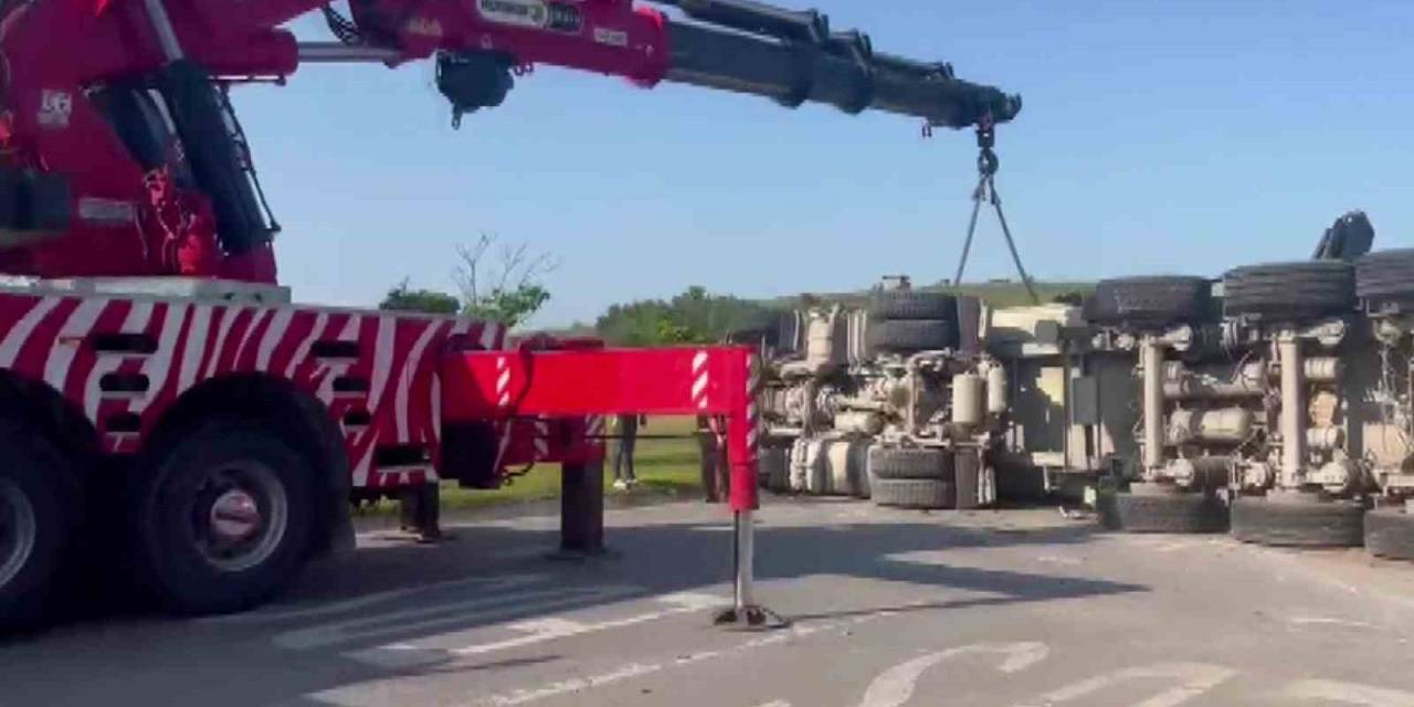 Tuzla’da Hafriyat Kamyonu Devrildi, Vatandaşlar Yardıma Koştu