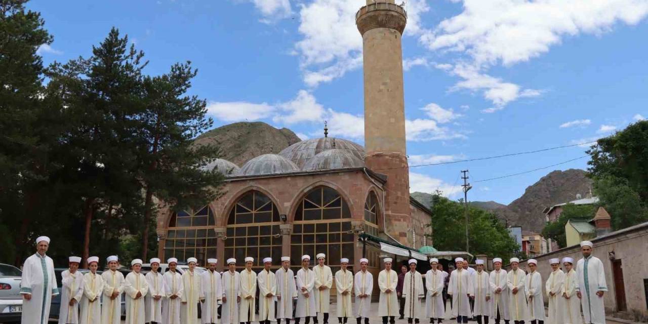 Erzurum’da 58 Kuran Kursu Öğrencisi İcazet Merasiminde Belgelerini Aldılar