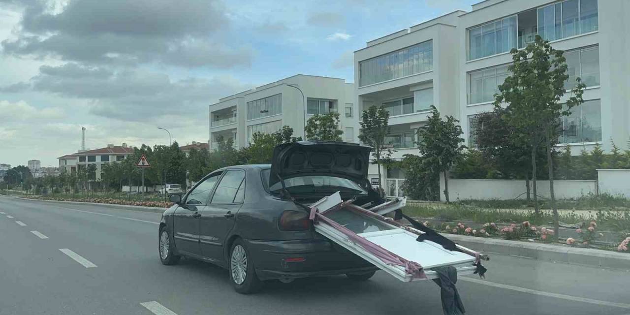 Otomobil Bagajına Yüklenen Kapılar Sürücüleri Tedirgin Etti