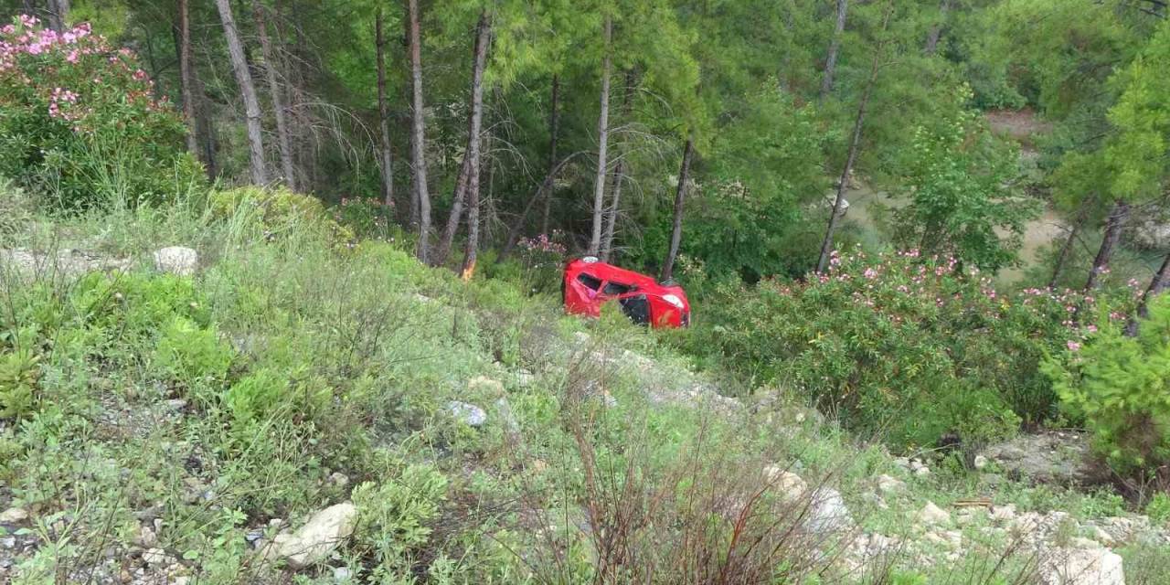 Piknik Dönüşü 30 Metre Uçuruma Yuvarlanan Otomobilden Sağ Çıktılar