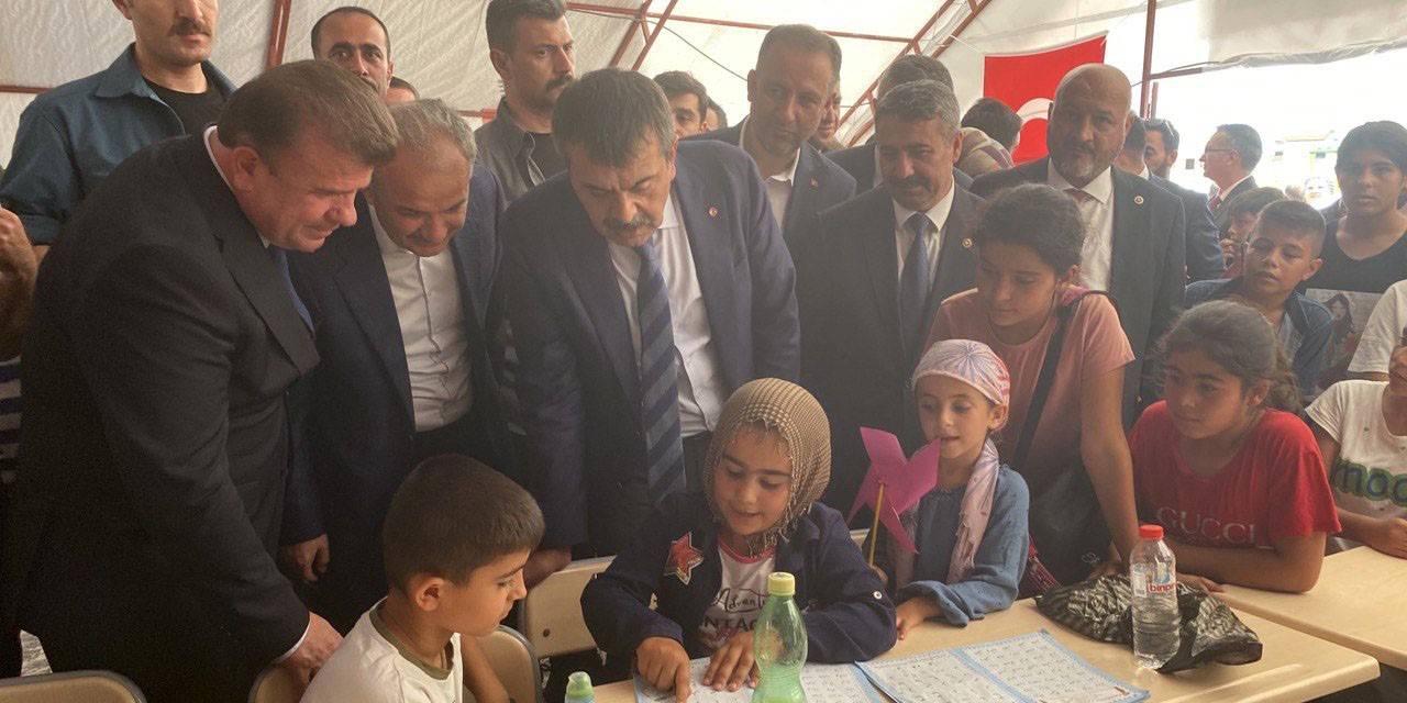 Milli Eğitim Bakanı Tekin, Konteyner Kentte Eğitim Çadırlarını Gezdi