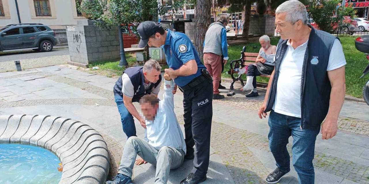 Parkı Mesken Tutan Sarhoşlar, İçkilerine El Konulunca Taşkınlık Çıkardı