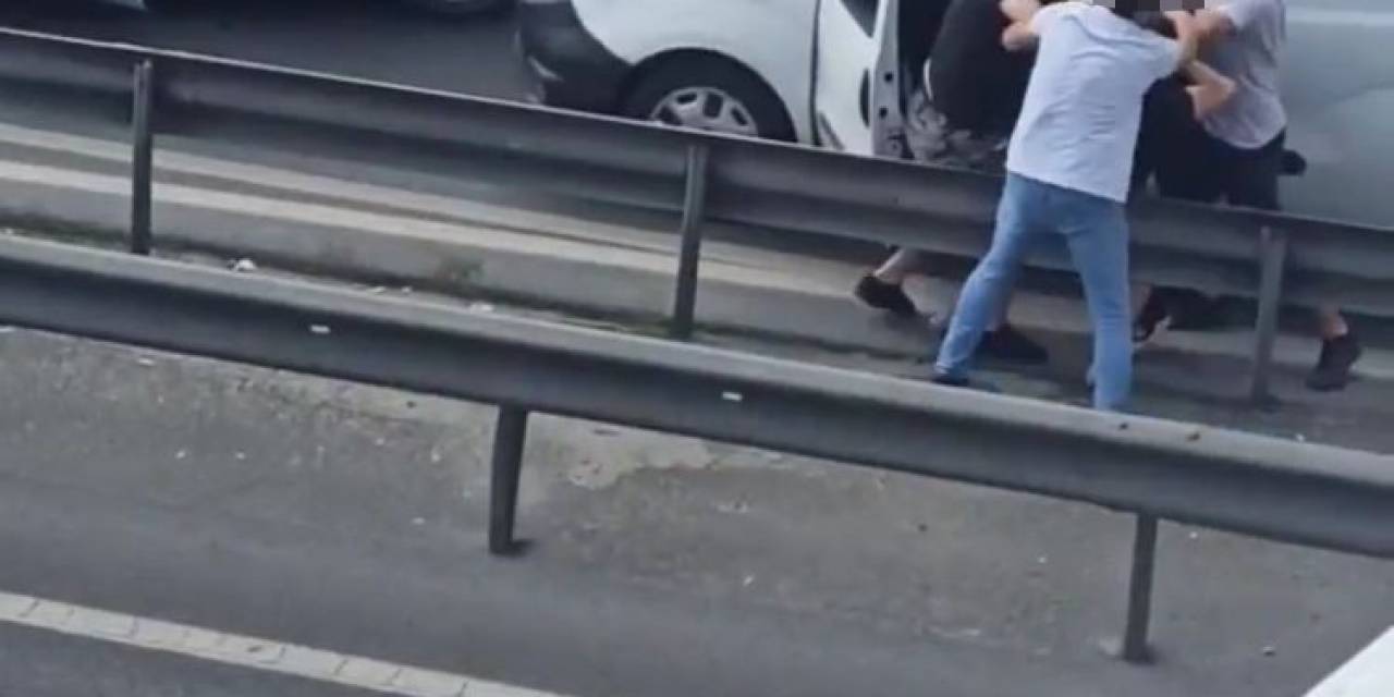 İstanbul’da Yumruklu Trafik Kavgaları Kamerada