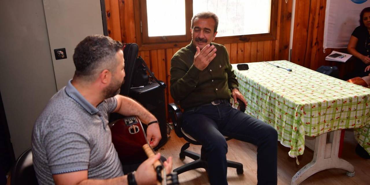 Başkan Soner Çetin Kursiyerlerle Türkü Söyledi