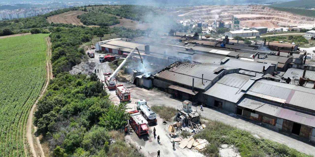 Bursa’da Boya Fabrikasında Yangın: 2 Yaralı