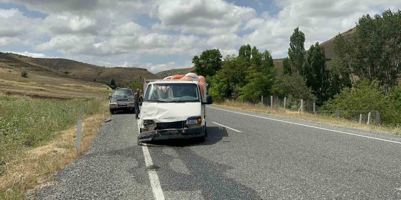 Transit İle Pikap Çarpıştı: 2 Yaralı
