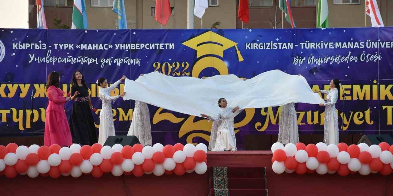Manas’ta Mezuniyet Coşkusu