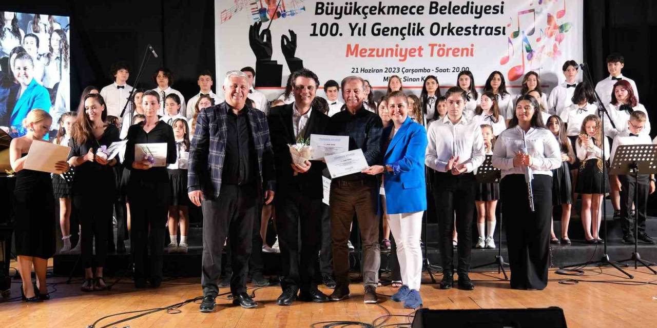 Yüzüncü Yıl Gençlik Orkestrası Performansıyla İzleyenleri Büyüledi