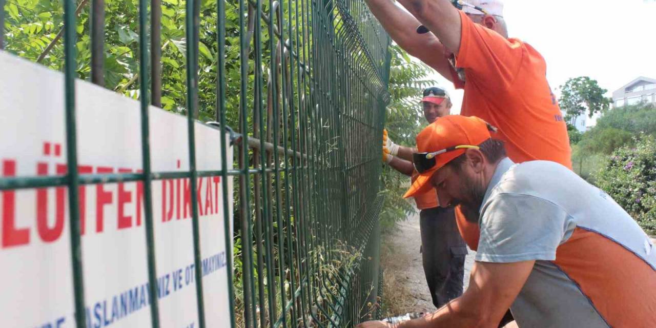 Antalya’da Havlularla Dans Edip Plaj Şemsiyelerini Denize Atan Şahıs İçin Tel Örgüler İki Katına Çıkartıldı