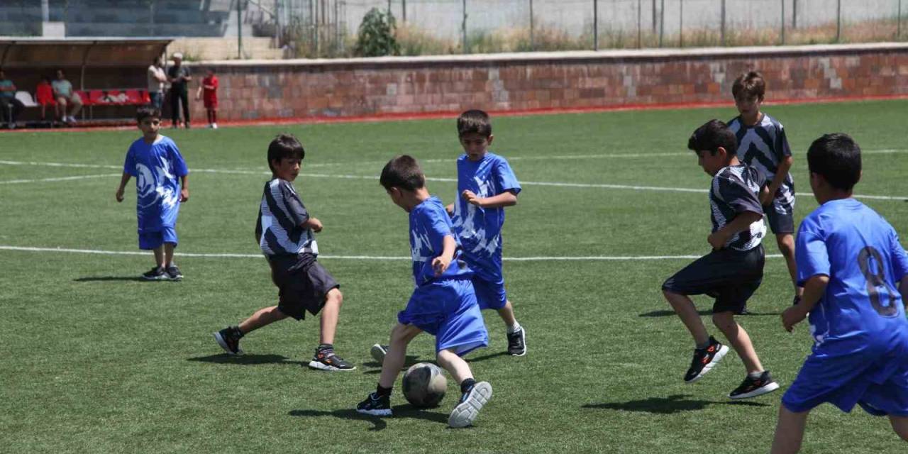 Ahlatlı Şehitler Anısına Futbol Turnuvası Düzenlendi