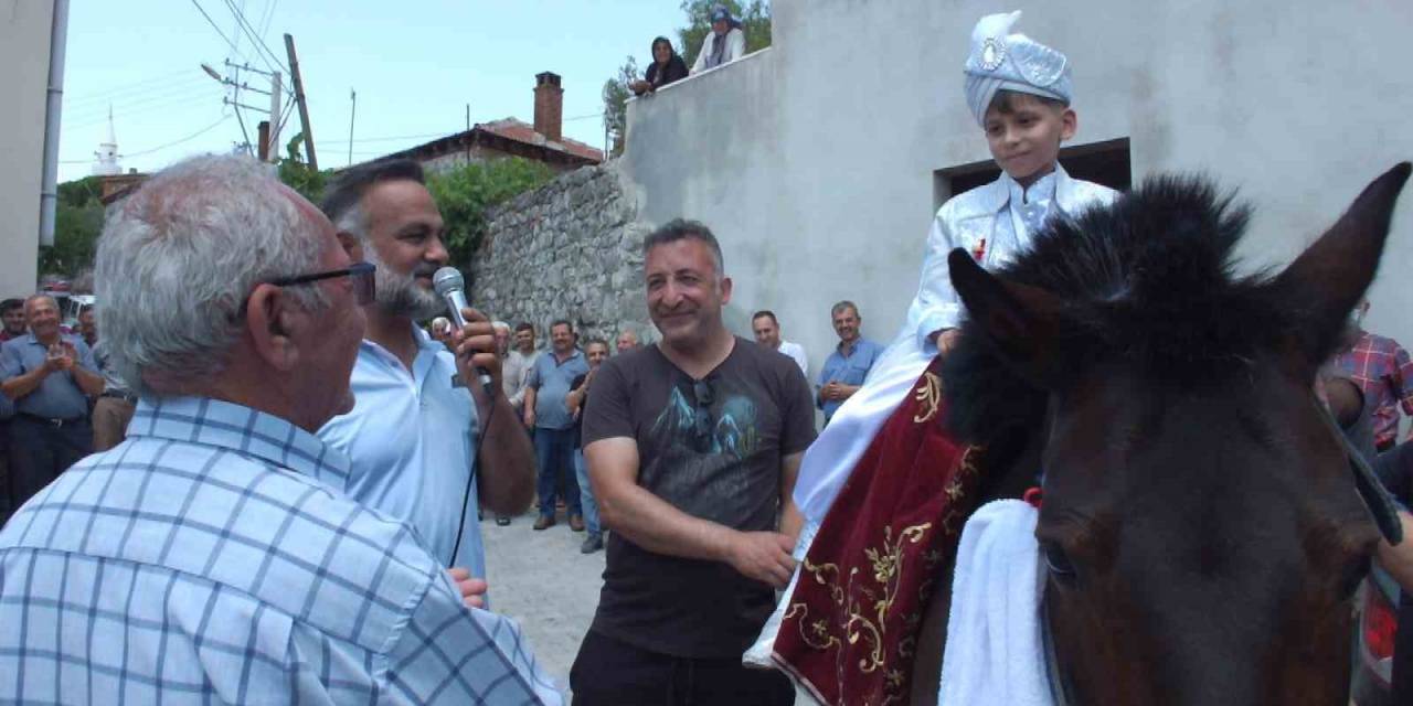 Balıkesirli Gençler 70 Yıllık İpek Bayrakla Törenlere Katılıyor
