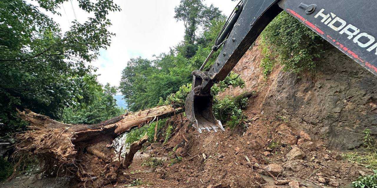 Ordu’da 3 İlçeyi Birbirine Bağlayan Yolda Heyelan