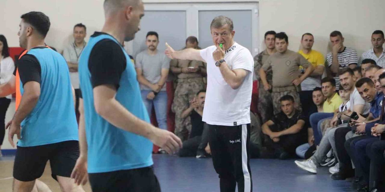 Polisler Futbolcu, Tanju Çolak Hakem Oldu