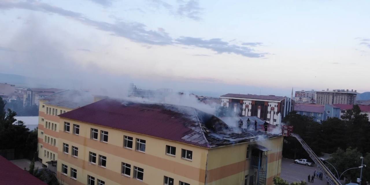 Güneş Panellerinden Kendi Elektriğini Üreten Okulun Çatısında Yangın Çıktı