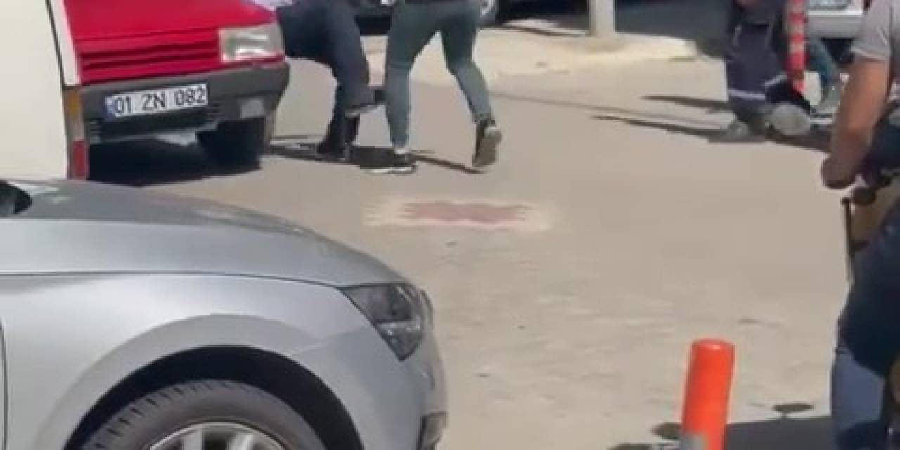 Sevgilisine Çarpan Yaşlı Adamı Herkesin Gözü Önünde Bıçakladı