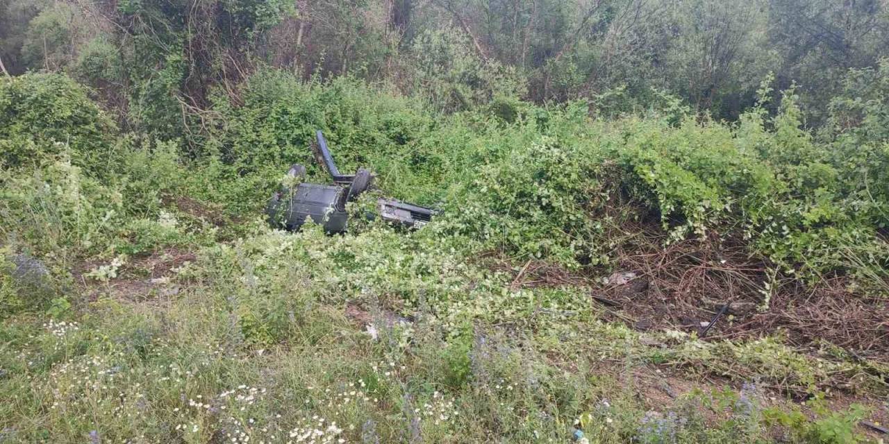 Şarampole Uçan Otomobildeki 3 Kişi Yaralandı