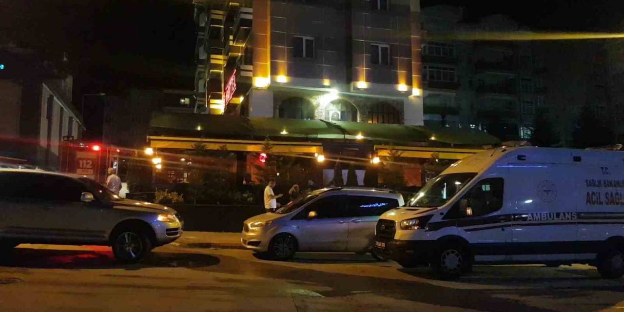 Otel Mutfağındaki Yangında 2 Kişi Dumandan Etkilendi