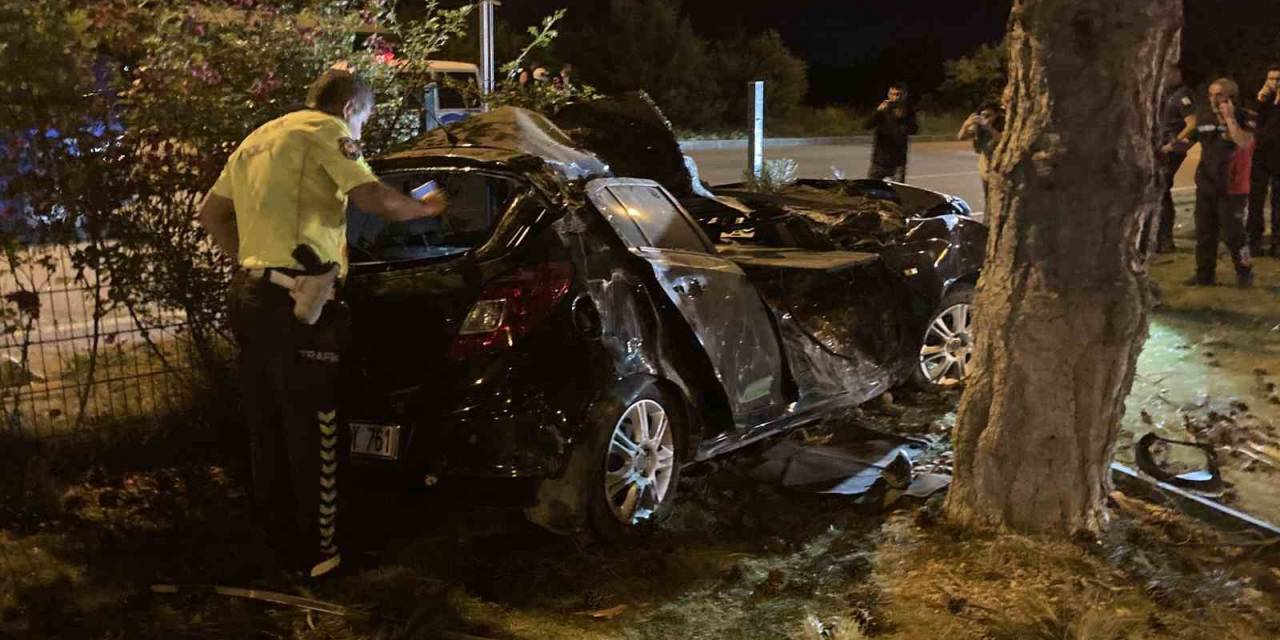 Isparta’da Kontrolden Çıkan Araç Ağaca Çarptı: 1’i Ağır 2 Yaralı