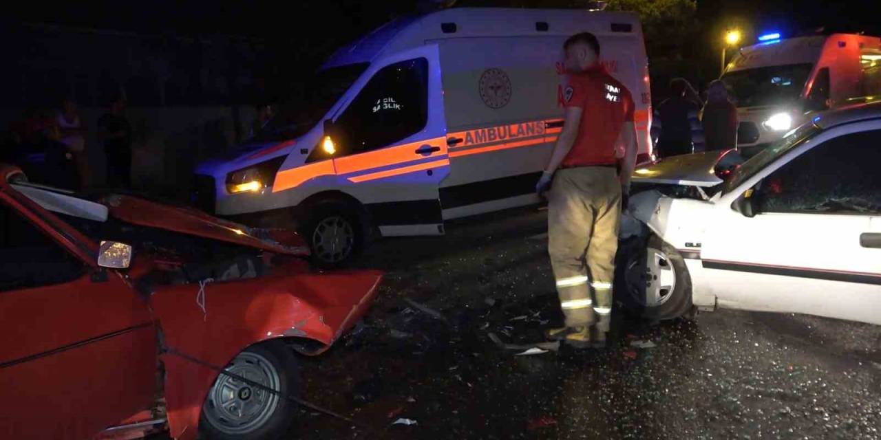 Kafa Kafaya Çarpışan İki Otomobil Hurdaya Döndü: 3 Ağır Yaralı