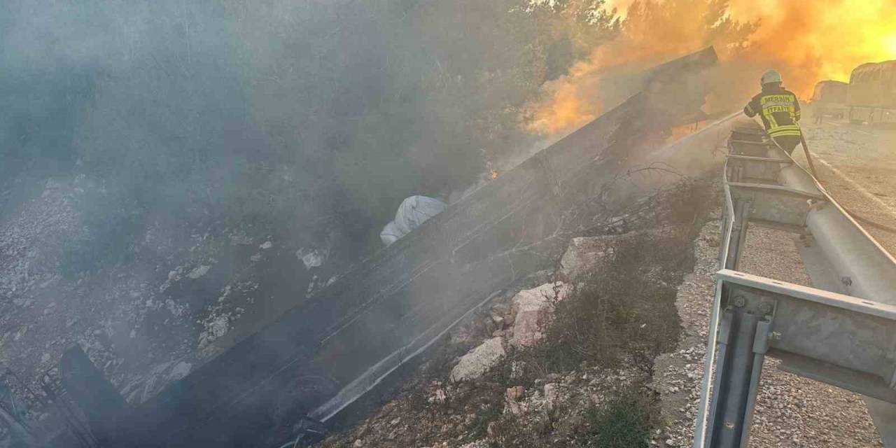 Mersin’de Kaza Yapan Tır Alev Alev Yandı
