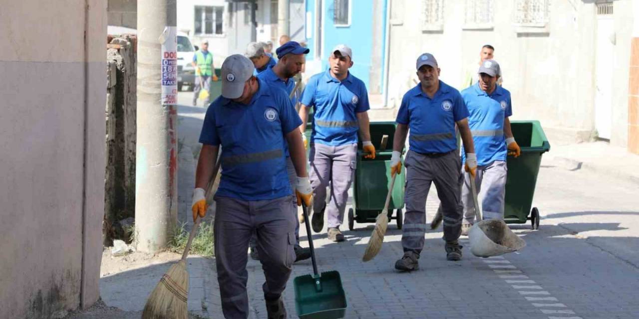 Edremit’te Detaylı Mahalle Temizliği Sürüyor