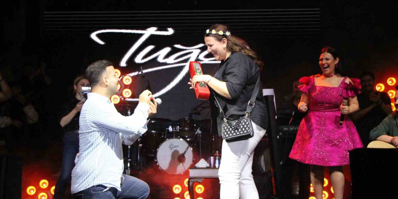 Konserde Sürpriz Evlilik Teklifi