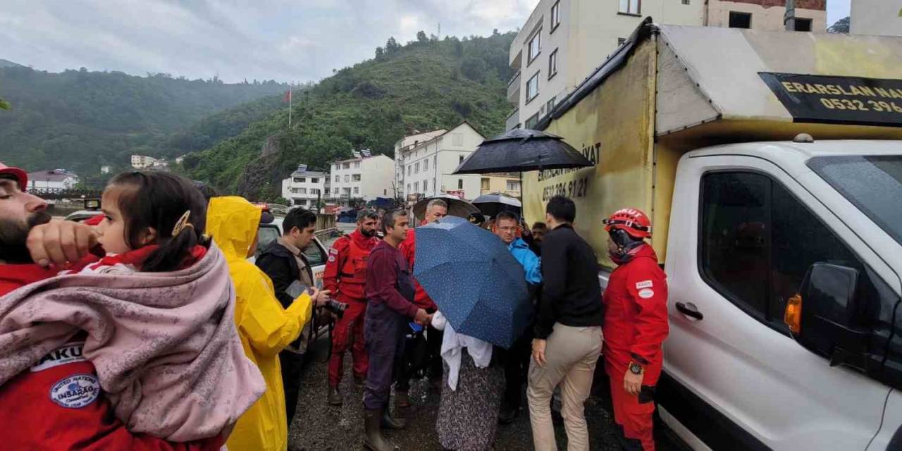 Giresun’un Duroğlu Beldesi’nde Evlerin Mahsur Kalan Vatandaşlar Tek Tek Kurtarılıyor