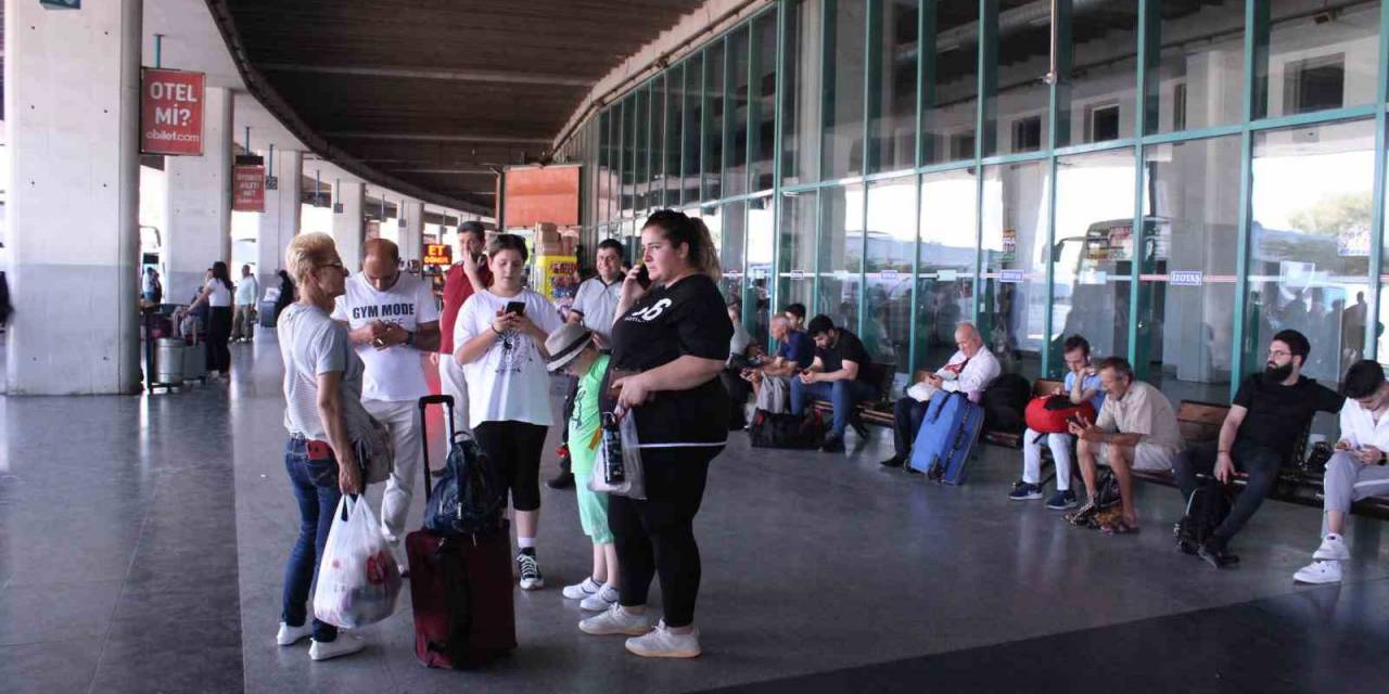 İzmir’de Otobüs Biletleri Tükeniyor